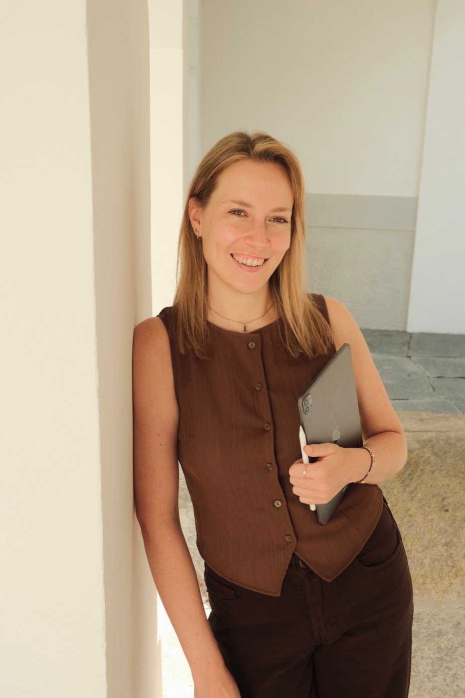 Judith Mietschnig, externe HR-Partnerin, lächelnd mit Tablet