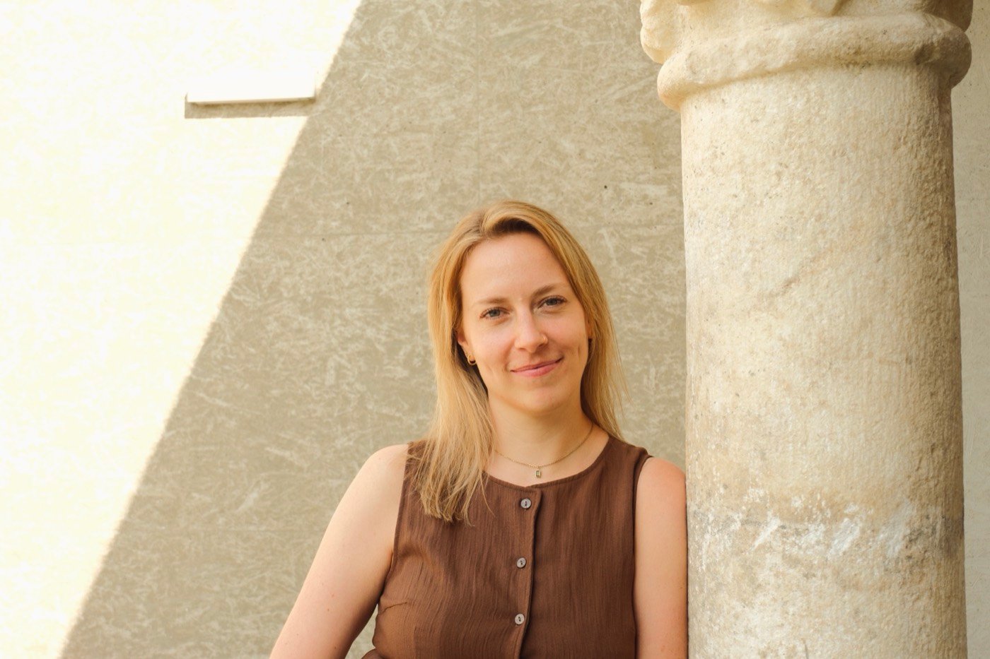 Judith Mietschnig arbeitet mobil am Tablet
